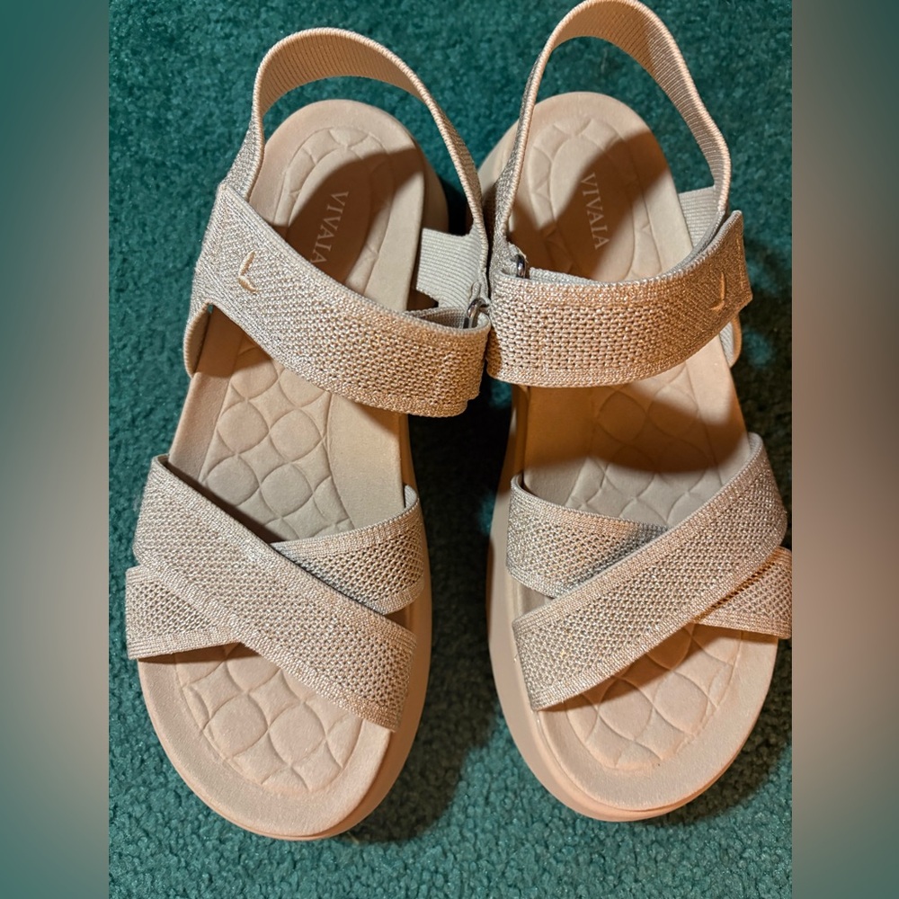 Vivaia kiara tan platform Sandals 39 US 8